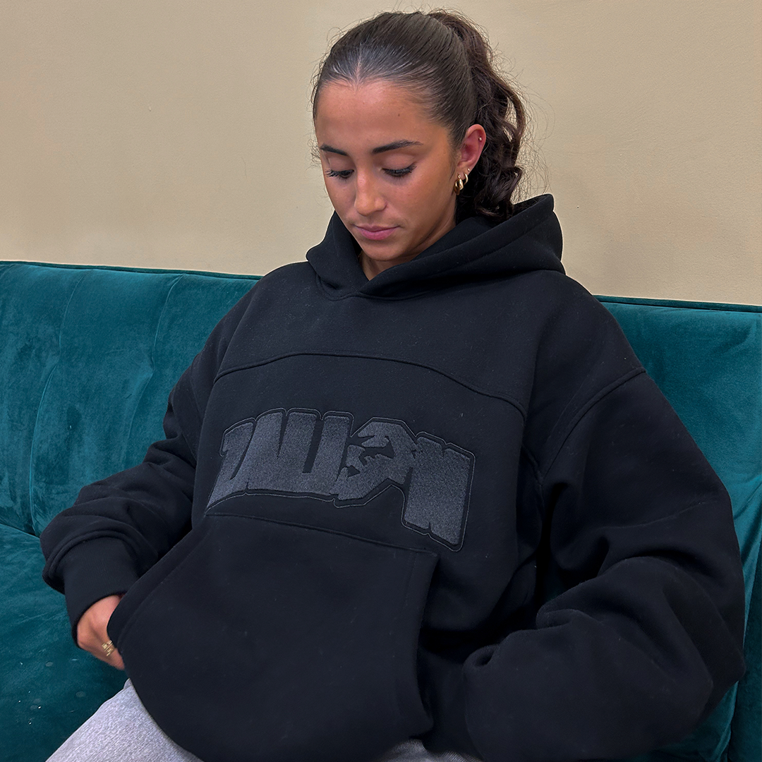 Sudadera negra con capucha